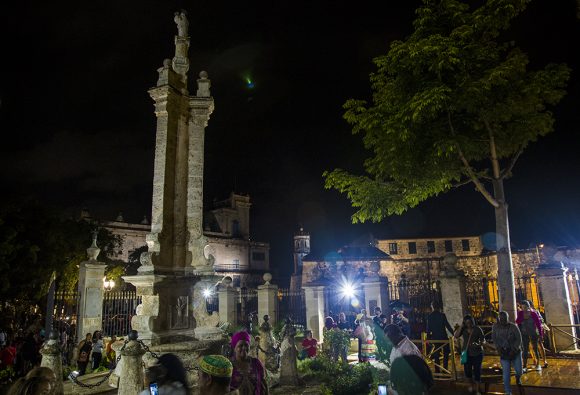 Cubanos celebran tradicional ceremonia en sitio fundacional de La Habana, esperando el aniversario 500 de la ciudad