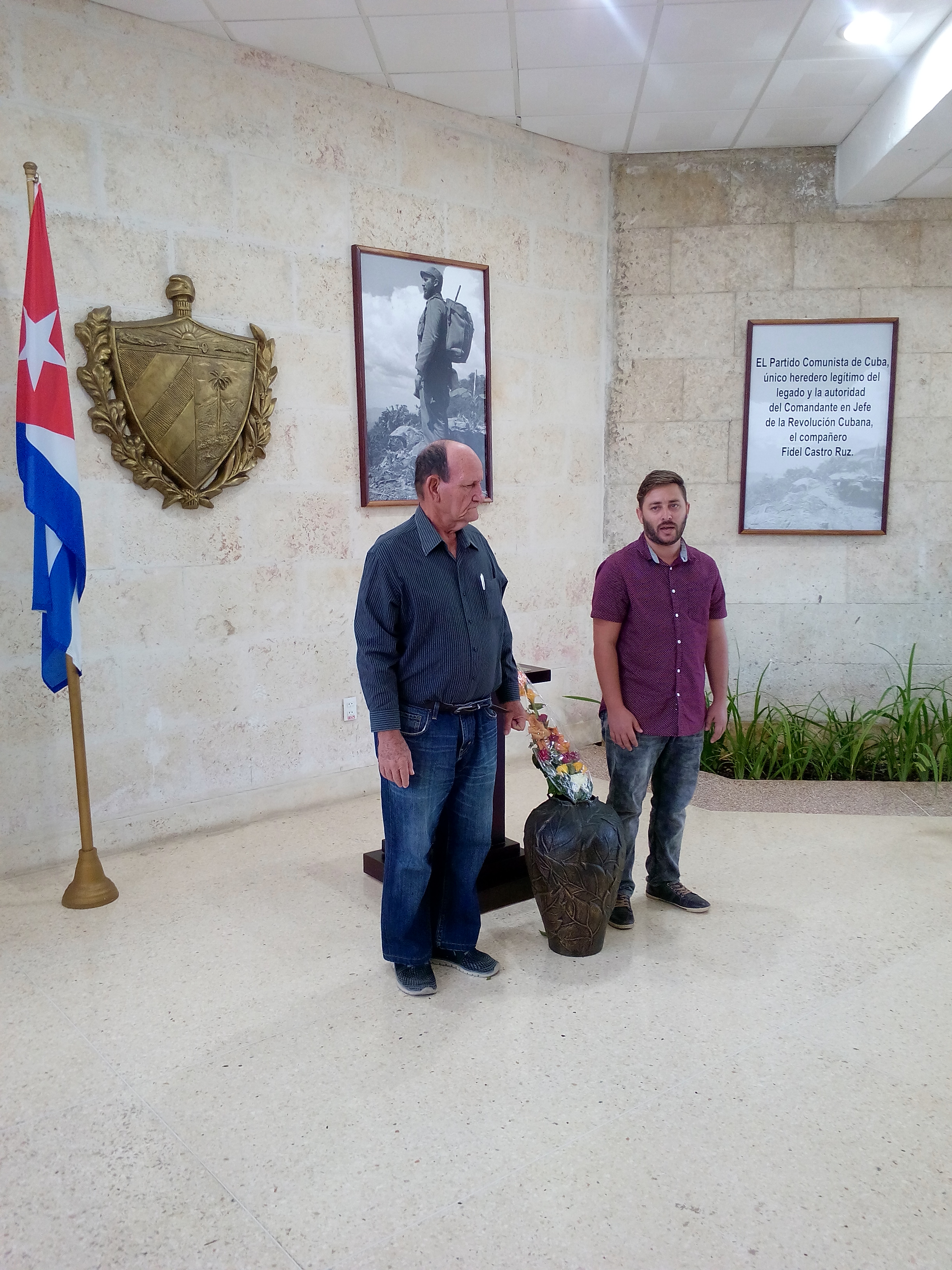 Los periodistas José Gilberto Valdés, de TV Camaguey y Félix Anazco, del periódico Adelante, depositan ofrenda floral en tributo a Fidel.