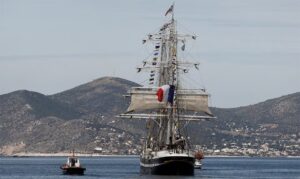 Llama olímpica navega desde Grecia a Francia en su último relevo