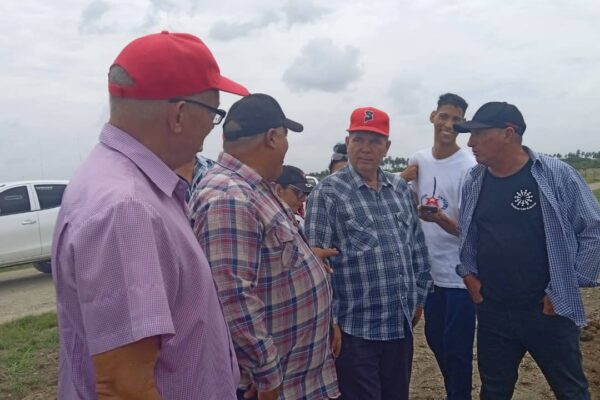 Recorre miembro del Secretariado del Comité Central del Partido área desarrollo productivo en Esmeralda.