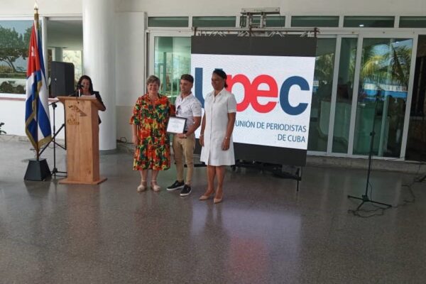 Entregan premios a periodistas destacados de Cuba