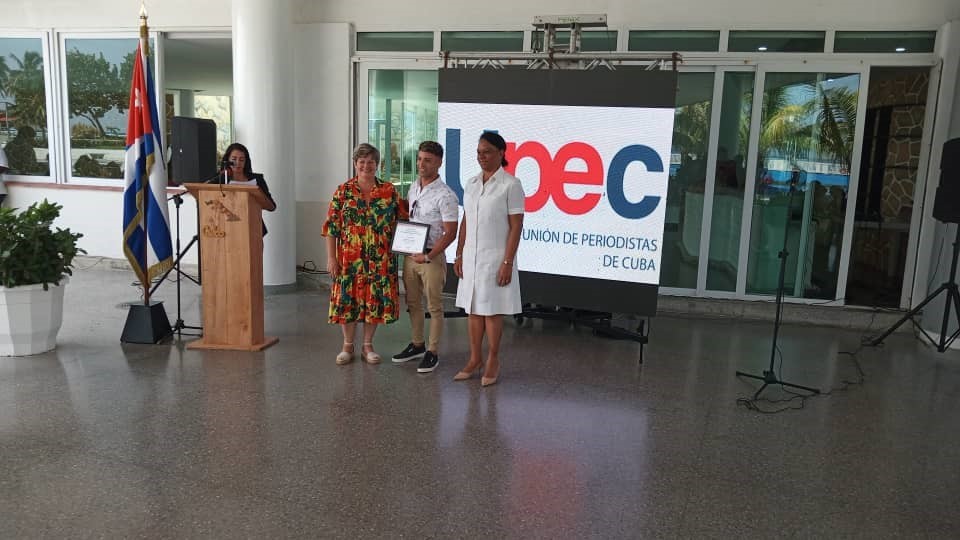 Entregan premios a periodistas destacados de Cuba