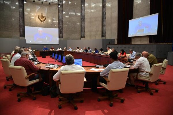 Cerca de una treintena de proyecciones para corregir distorsiones y reimpulsar la economía cubana se organizan en un cronograma para su implementación a partir de septiembre. Foto: Estudios Revolución