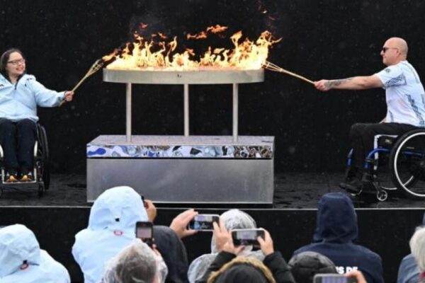 Dos deportistas paralímpicos británicos, Helene Raynsford y Gregor Ewan, se encargaron del encendido de la llama. AFP - JUSTIN TALLIS