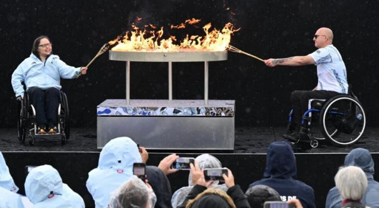 Dos deportistas paralímpicos británicos, Helene Raynsford y Gregor Ewan, se encargaron del encendido de la llama. AFP - JUSTIN TALLIS