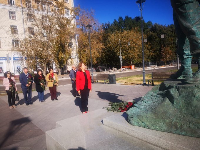 Vicepresidenta del Parlamento cubano rinde tributo a Fidel en Moscú (+Foto)