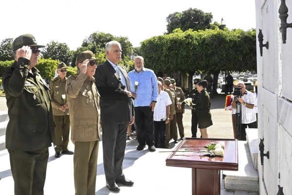 Asisten Raúl y Díaz-Canel a honras fúnebres del General Romárico Sotomayor Raúl Castro y Díaz-Canel en honras fúnebres de militar Héroe de Cuba