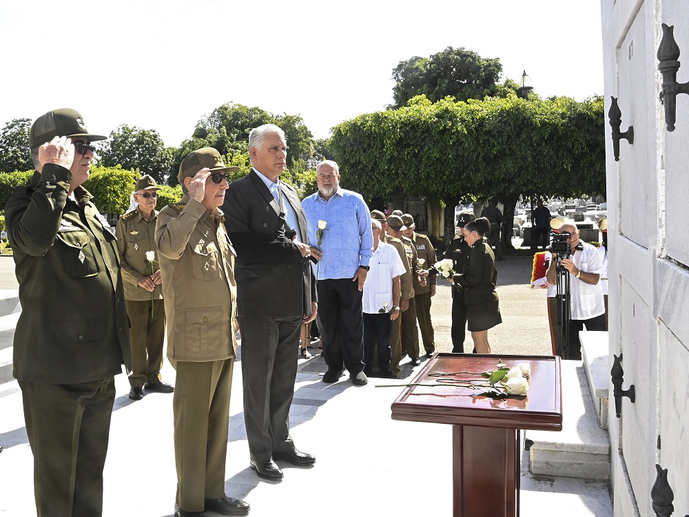 Raúl Castro y Díaz-Canel en honras fúnebres de militar Héroe de Cuba