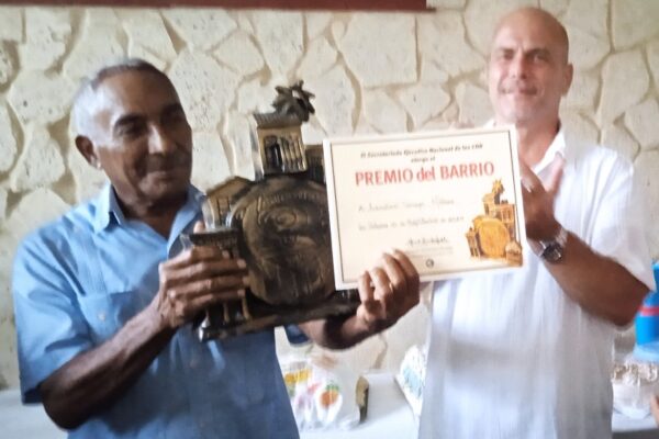Los CDR entregan Premio del Barrio al Héroe de la República de Cuba Arnaldo Tamayo Méndez