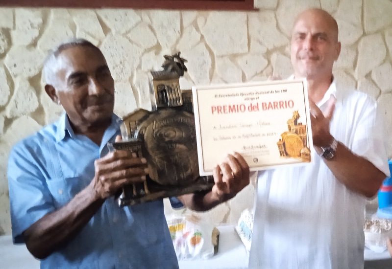 Los CDR entregan Premio del Barrio al Héroe de la República de Cuba Arnaldo Tamayo Méndez