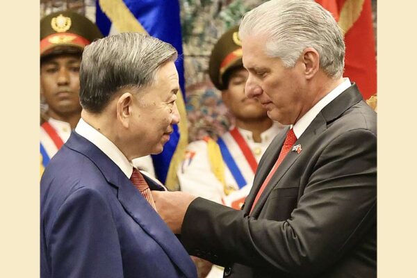 Entrega presidente cubano Orden José Martí a su homólogo de Vietnam