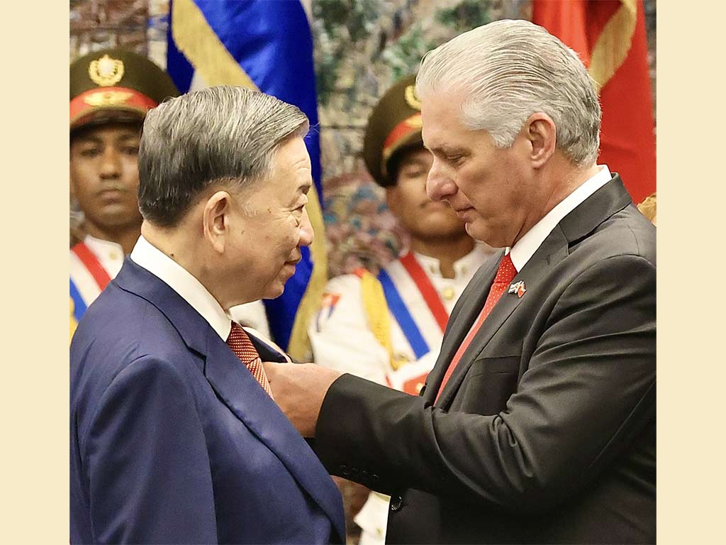 Entrega presidente cubano Orden José Martí a su homólogo de Vietnam