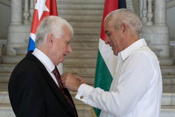Recibe Embajador palestino en Cuba la Medalla de la Amistad Recibe Embajador palestino en Cuba la Medalla de la Amistad