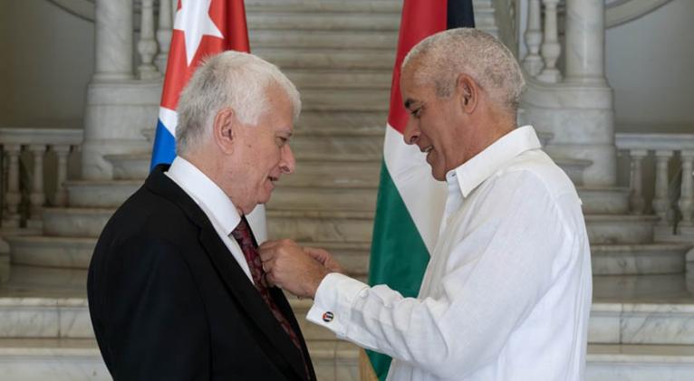 Recibe Embajador palestino en Cuba la Medalla de la Amistad