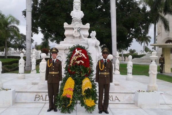 Homenaje de Raúl y Díaz-Canel a los padres fundadores de la Patria