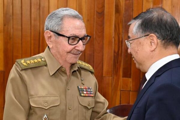 Recibió Raúl a alto dirigente partidista chino (Foto y Video) El líder de la Revolución Cubana, General de Ejército Raúl Castro Ruz, recibió en la mañana de este miércoles al compañero Li Shulei, miembro del Buró Político y del Secretariado y jefe del Departamento de Propaganda del Comité Central del Partido Comunista de China
