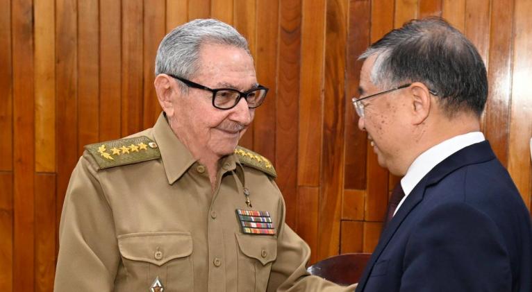 El líder de la Revolución Cubana, General de Ejército Raúl Castro Ruz, recibió en la mañana de este miércoles al compañero Li Shulei, miembro del Buró Político y del Secretariado y jefe del Departamento de Propaganda del Comité Central del Partido Comunista de China