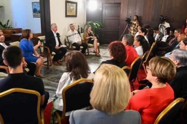 Felicitan a educadores de Cuba en su día