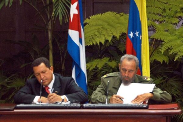 El Comandante en Jefe, Fidel Castro, y el líder bolivariano, Hugo Chávez, firman el acuerdo que da inicio al Alba en La Habana, el 14 de diciembre del 2004. Foto: Archivo de Granma.cu