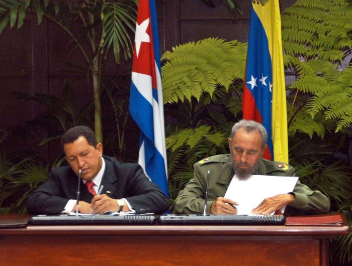 El Comandante en Jefe, Fidel Castro, y el líder bolivariano, Hugo Chávez, firman el acuerdo que da inicio al Alba en La Habana, el 14 de diciembre del 2004. Foto: Archivo de Granma.cu