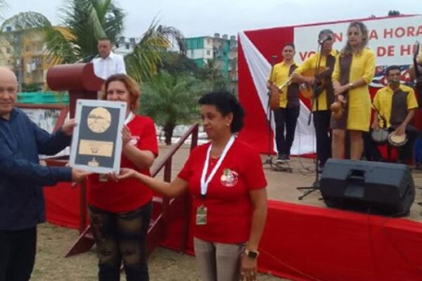 A Raúl, reconocimiento de la Agricultura Urbana en su aniversario 37