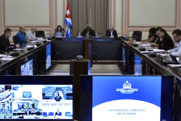 Consejo de Estado en Cuba aprueba dos proyectos de leyes