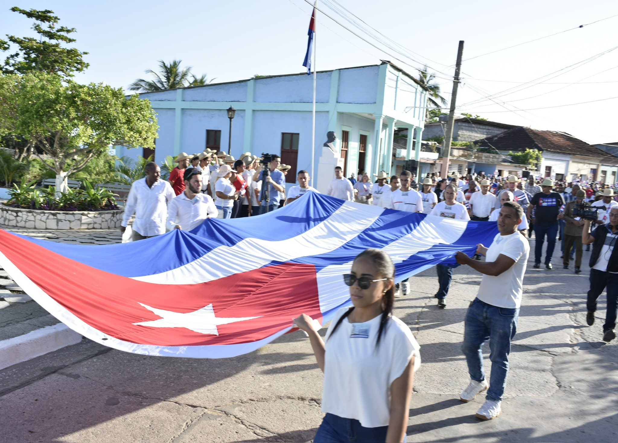En Duaba, por la avenida 1 de abril, marcha el presidente @DiazCanelB junto al pueblo de Baracoa a 130 años del desembarco por las costas de la primera villa de #Cuba de Antonio y José Maceo, Flor Crombet y otros 20 expedicionarios.