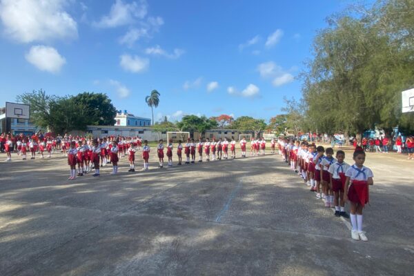Un legado de valor: el recibimiento de la pañoleta roja en Camagüey