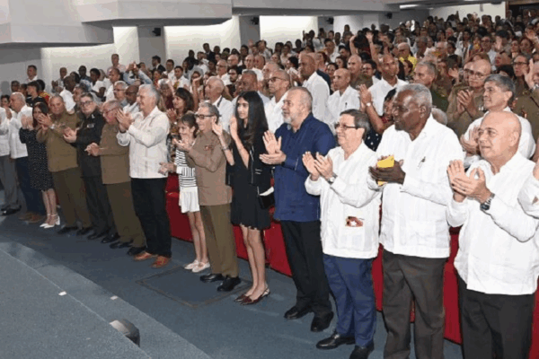Raúl Castro y Díaz-Canel participan en cierre de reunión diplomática Raúl Castro y Díaz-Canel participan en cierre de reunión diplomática