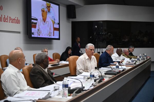 La política y la economía en el debate del X Pleno del Comité Central. Fotos: Estudios Revolución