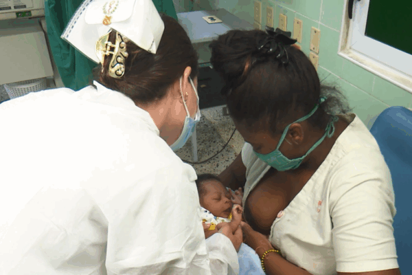 Promueve Hospital Pediátrico de Camagüey práctica de la lactancia materna