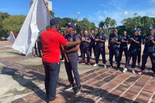 Abanderan a equipo de béisbol de Camagüey en vísperas del inicio de la serie nacional