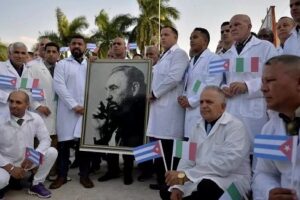 Brigada médica cubano que partió a combatir la COVID-19 en Italia. Foto: AFP.