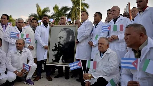 Brigada médica cubano que partió a combatir la COVID-19 en Italia. Foto: AFP.
