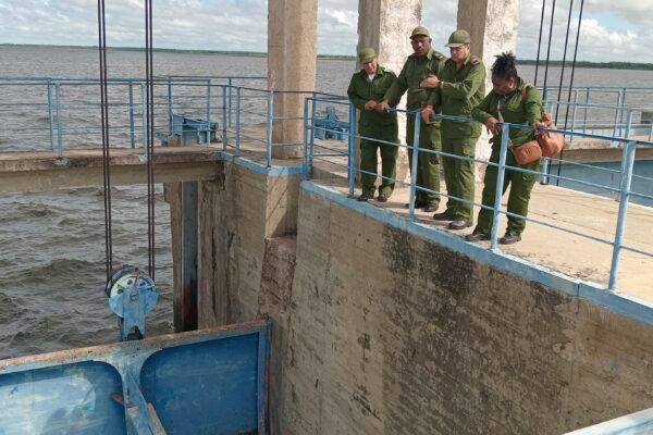 Chequea Consejo de Defensa Provincial medidas en Santa Cruz del Sur ante cercanía de huracán Melissa