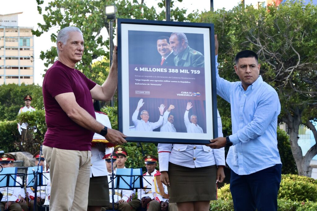 El presidente cubano hizo entrega a Pedro Infante Aparicio de una representación de los libros con firmas recaudadas por los cubanos en apoyo al pueblo venezolano, y que son de 4 millones 388 mil 759 firmas.