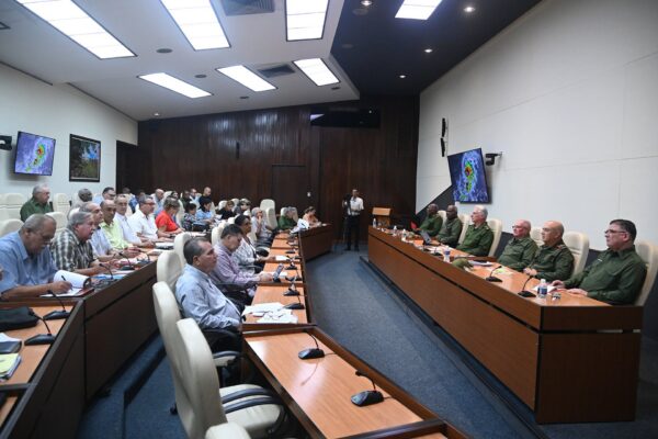 l General de Ejército, Raúl Castro Ruz, líder de la Revolución, participó en la videoconferencia que dirigió esta noche el Presidente @DiazCanelB con el Consejo de Defensa Nacional y las provincias que sufrirán los fuertes impactos del huracán #Melissa.
