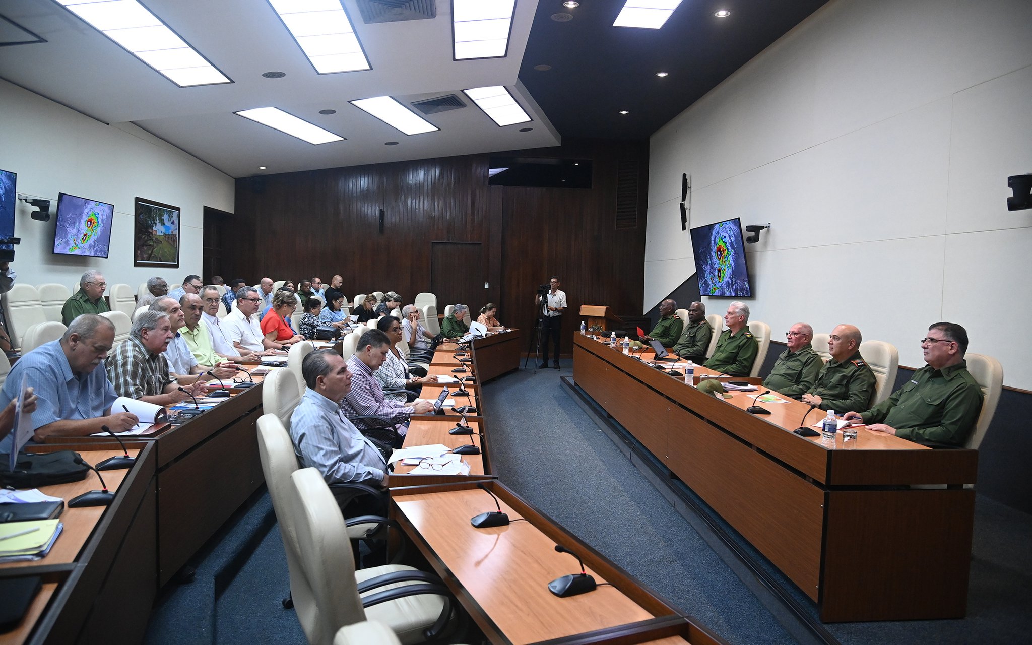 l General de Ejército, Raúl Castro Ruz, líder de la Revolución, participó en la videoconferencia que dirigió esta noche el Presidente @DiazCanelB con el Consejo de Defensa Nacional y las provincias que sufrirán los fuertes impactos del huracán #Melissa.