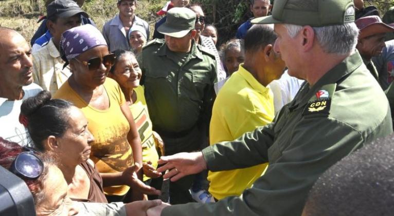 Recorre Presidente comunidades impactadas por el huracán Melissa