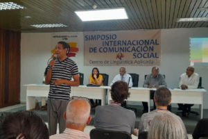 Simposio de Comunicación Social reúne a expertos en Santiago