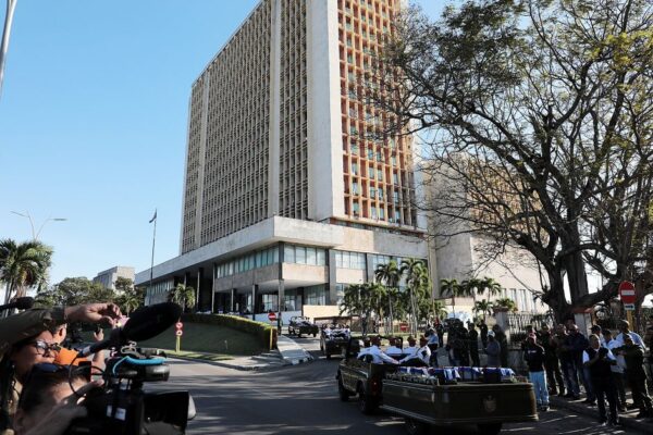 Cuba rinde masivo y solemne homenaje a sus 32 héroes caídos en Venezuela