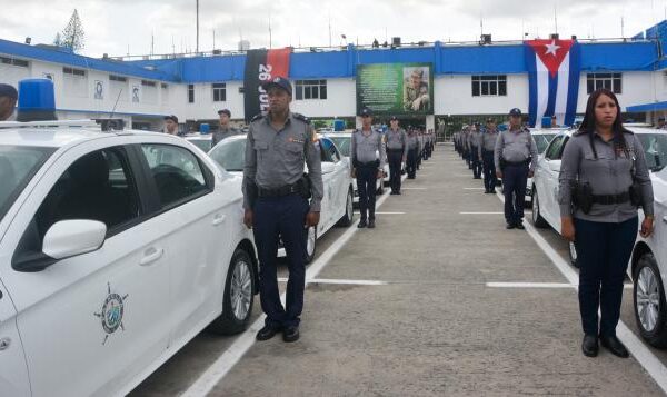 Una policía revolucionaria, como la obra que la vio nacer