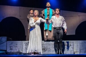 Que el teatro sea resistencia y belleza, abrazo y ballesta, luz y ventana abierta