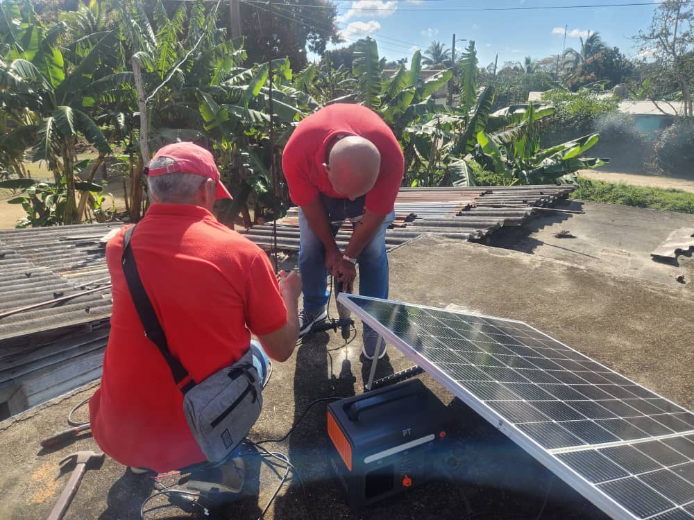 Trabajadores de Copextel en Minas continúan instalación de kits de sistemas fotovoltaicos