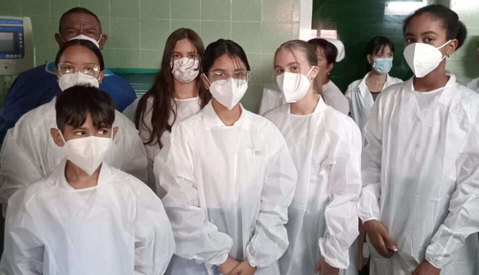 Una ventana a la vida: estudiantes camagüeyanos descubren el milagro de la Neonatología