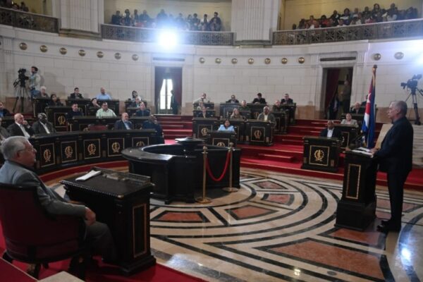 Queremos “un Poder Popular más ágil, más participativo, más audaz, más inclusivo, más joven. Un Poder Popular que tenga la capacidad de escuchar hasta el mínimo susurro de los ciudadanos y sensibilidad suficiente para actuar con agilidad, en respuesta a sus legítimas demandas”, dijo el presidente Díaz-Canel. Foto: Estudios Revolución.