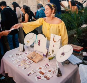 «Bajo el Sol»: La joven camagüeyana que convierte flores efímeras en joyas eternas (+ fotos y audios)