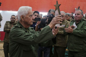 Felicitó Raúl Castro Ruz a combatientes del Ejército Central