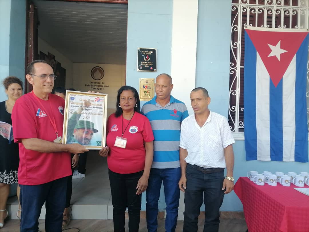 Recibe Empresa de Bebidas y Refrescos de Camagüey condición de Vanguardia Nacional