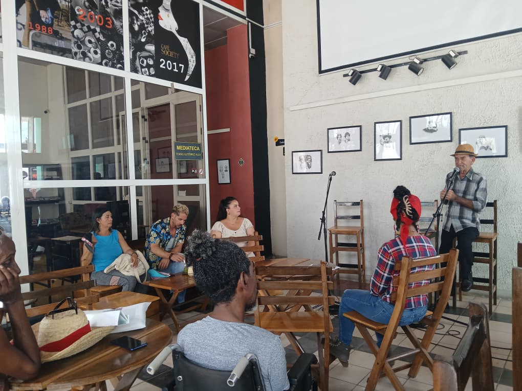 Un espacio para la poesía y la música en el Café Nuevo Mundo
